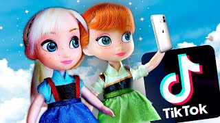 Elsa and Anna Get Famous On TIK TOK 📱 Lunas Toys [upl. by Oyek]