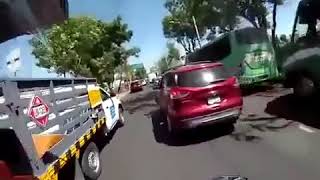 Conductora choca contra taxi por ir peleando con motociclista en CDMX [upl. by Anibla]