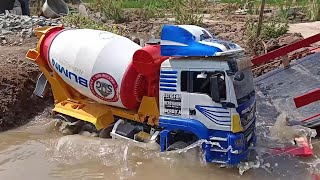 MOBIL TRUK MOLEN COR HARUS TERPEROSOK KE SUNGAI AKIBAT JEMBATAN RAPUH [upl. by Allicirp]