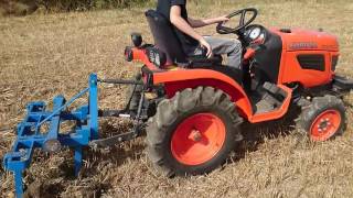 Micro tracteur Kubota B1220 vidéo déchaumage [upl. by Biamonte753]