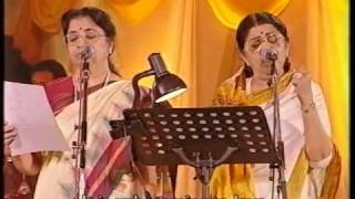 Lata amp Usha Mangeshkar  Gore Gore O Baanke Chore Live Performance [upl. by Nolahp]