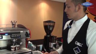 Barista haciendo un macchiato en máquina espresso La Spaziale  Pallomaro SA [upl. by Riada]