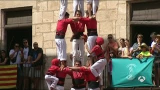 Los castellers celebran San Félix su patrón en Villafranca del Penedés [upl. by Eicrad530]